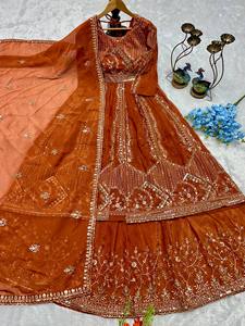 Robe ethnique prête-à-porter pour femme en soie lourde brodée avec un bas brodé et un dupatta élégant pour Diwali et les fêtes - Product Image 3