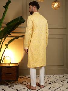 Ensemble Kurta Pyjama en Coton Khadi Lourd pour Homme avec Broderie Traditionnelle et Travail au Miroir, et Chudidar Semi-Coton pour Tenue de Mariage Festive - Product Image 4