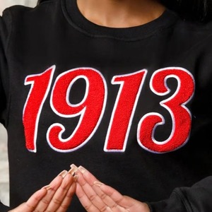 Sweat-shirt à col rond en chenille avec logo frontal 1913, noir, en molleton premium 100% coton, vêtement de sororité grec DST Delta, haut décontracté d'hiver - Product Image 3