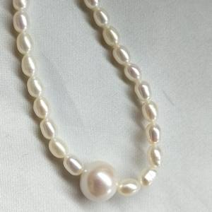 Collar de Perlas de Agua Dulce con Cuentas de Arroz Pequeñas y Cuentas Redondas de 11-12 mm - Product Image 3