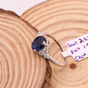 Bague en or blanc massif 14 carats avec saphir bleu naturel ovale et accent de diamants ronds en grappe, Memoria Jewels, vente en gros - Product Image 6
