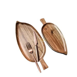 Bandeja de servir de madera con forma de hoja, hecha a mano con madera maciza para servir alimentos de forma sostenible y decorar la mesa con elegancia. - Product Image 2