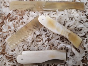 Peine de cuerno natural de alta calidad con diseño animal hecho a mano, tamaño grande, estilo dulce, para el cuidado del cabello, imitación antigua, uso natural - Product Image 1