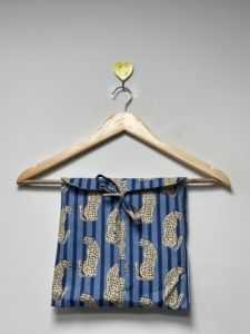 Ensemble de pyjama en coton élégant et luxueux pour femmes, 3 pièces, imprimé léopard, vêtements de détente, haut boutonné, pantalon et pochette - Product Image 6