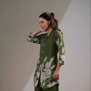 Ensemble coordonné imprimé floral vert olive, style été, ensemble coordonné en coton, vêtements printemps-été, ensemble imprimé floral en pur coton - Product Image 1