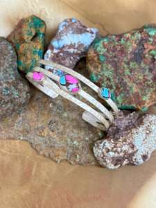 Anillo de compromiso Art Deco de cinco piedras con corte esmeralda y un diamante central de 1+ quilates cultivado en laboratorio en oro amarillo, blanco, rosa y platino de 18 quilates. - Product Image 4