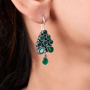 Boucles d'oreilles pendantes en argent oxydé, style bohème tribal ethnique, motif floral, avec grappe de pierres vertes, bijoux vintage pour festival - Product Image 3