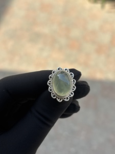 Anillo de Plata de Ley 925 con Prehnita Ovalada, Hecho a Mano, para Mujer, Ideal para Aniversarios y Fiestas - Product Image 2