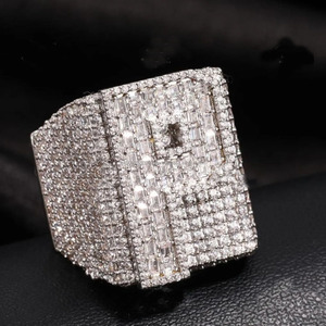 แหวนหมั้นฮิปฮอปประดับมอสซาไนต์แบบไอซ์  ทำจากเงินแท้ 925 ชุบโรเดียม  พร้อมสลักชื่อหรืออักษรย่อตามสั่ง แหวนตัวอักษรขนาดใหญ่สำหรับผู้ชาย - Product Image 1