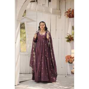 Robe de soirée XL rose doré avec broderie de paillettes pour un look glamour - Product Image 1