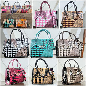 กระเป๋าโท้ทหนังลายตารางสไตล์หรูหราประณีตประดับลายสลักมือสำหรับผู้หญิง ปี 2026 พร้อมสายสะพายปรับได้ เหมาะสำหรับการเดินทางและเป็นของขวัญ - Product Image 5