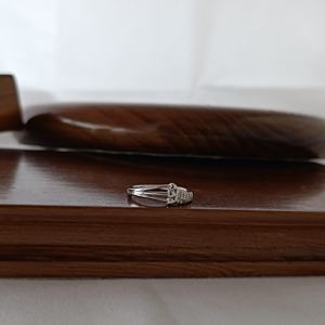 Anillo de Zirconia Cúbica Estilo Vintage Revalia Vms115, Anillo Elegante y Clásico para Mujer, Regalo de Boda o Compromiso, Joyería Fina - Product Image 2