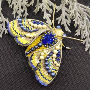 Broche décorative brodée avec des embellissements de perles de qualité supérieure - Product Image 6