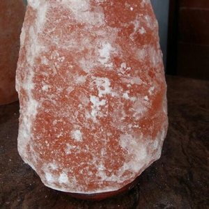 Lámpara de mesa con base de madera para decoración del hogar e iluminación decorativa, lámpara de sal del Himalaya roja natural, cristal de roca hecho a mano. - Product Image 4