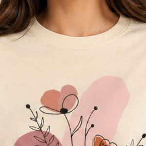 เสื้อยืดคอกลมพิมพ์ลายดอกไม้แบบนามธรรมสำหรับผู้หญิง สวมใส่สบาย ระบายอากาศได้ดี เหมาะสำหรับฤดูร้อน รับผลิตตามแบบ OEM แฟชั่นเสื้อยืดทันสมัย - Product Image 3