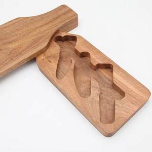 เขียงไม้ทรงสี่เหลี่ยมพร้อมอุปกรณ์สำหรับชีสและช่องเก็บของอเนกประสงค์ - Product Image 5