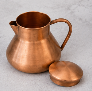 Carafe à eau en cuivre brossé minimaliste en forme de cloche, carafe métallique conique unique, vaisselle écologique pour la maison - Product Image 3