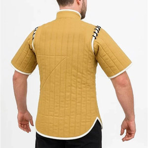 Chaqueta Gambeson Medieval Acolchada de Algodón Bicolor Camel y Blanco con Correas de Cuero y Hebillas, Estilo Vikingo - Product Image 2