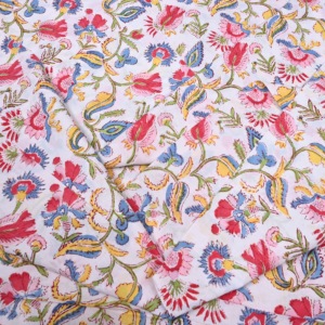 Tela de Algodón Estampada con Bloques Kalamkari Blanca con Diseño Floral Multicolor, Ecológica y de Calidad de Exportación, para Prendas de Vestir y Textiles para el Hogar - Product Image 6