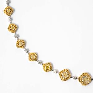 Collier de haute joaillerie en or blanc rose 14 carats avec diamant de laboratoire jaune fantaisie taille coussin de 13,00 carats, serti halo, certifié IGI, livré en coffret - Product Image 2