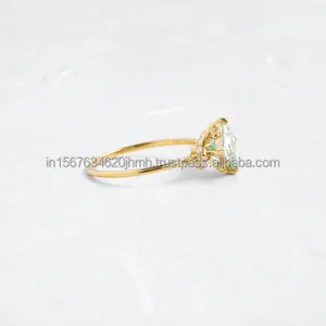 Anillo de compromiso de lujo minimalista con diamante verde talla princesa en oro amarillo y piedras de acento laterales, para mujer y como regalo - Product Image 4