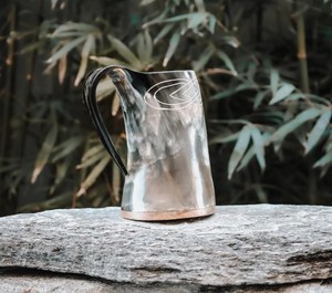 Jarra de Cuerno Tradicional Hecha a Mano, Acabado Rústico, Textura de Grano Única, Diseño Artesanal Clásico - Product Image 5