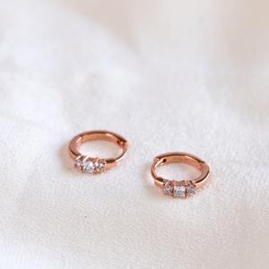 Pendientes de Aro Huggie de Oro Amarillo Sólido de 14K con Moissanita, Estilo Minimalista de Tres Piedras con Engaste de Diamantes, Joyería para Fiesta - Product Image 2