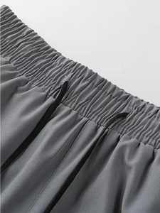Shorts de course pour hommes en satin écologique, taille mi-haute, avec cordon de serrage, ourlet avec logo, style sportif, pour l'entraînement - Product Image 2