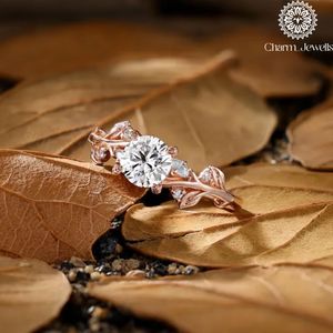 Anillo de Compromiso de Plata y Oro Amarillo con Moissanita para Mujer Charm_Jewells, Corte Cojín, Clásico Romántico, Engaste de Garras, Certificado IGI - Product Image 4