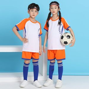 ชุดเสื้อฟุตบอลผู้ชายสีขาวส้มน้ำเงิน แขนสั้น ระบายเหงื่อได้ดี ผลิตจากโพลีเอสเตอร์ กางเกงขาสั้นเอวยางยืด - Product Image 3