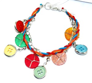 Bracelet à breloques en cordon tressé coloré avec bouton mignon et breloques circulaires - Bijoux bohèmes amusants faits à la main pour femmes - Product Image 1