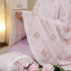 Conjunto de Oración Musulmán Premium al por Mayor con Rayas Florales, Vestido Mukena de Rayón con Bolsa a Juego con Cordón, Traje de Oración de Viaje Color Lavanda - Product Image 5