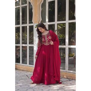 Robe de soirée de créateur pour les fêtes, travail brodé pour un look élégant - Product Image 6