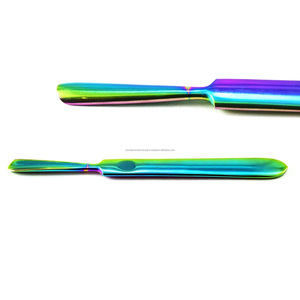 Ensemble d'outils repousse-cuticules double tête en acier inoxydable réutilisable pour manucure et pédicure avec finition arc-en-ciel - Product Image 1