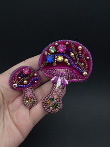 Broche artisanale MD HANDICRAFTS, broderie perlée, épinglette décorative faite à la main, embellissements élégants, exquise pour les occasions de mariage - Product Image 4