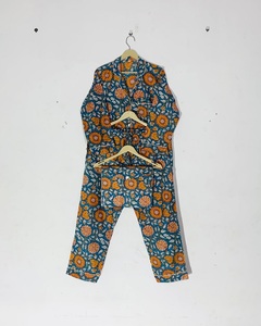 Conjunto de Pijama para Mujer con Estampado Étnico, Personalizado en Rosa, para Piel Sensible, Hecho a Mano con Técnica de Bloqueo, Precio al por Mayor - Product Image 1