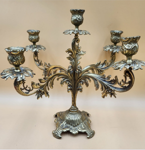Candélabre atmosphérique de style vintage à 7 lumières avec une colonne rustique en patine turquoise contenant des bougies coniques blanches éclatantes. Disponible. - Product Image 2