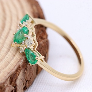 Bague en or jaune massif 14 carats avec émeraudes naturelles ovales et en forme de poire, sertie de diamants, collection Memoria Jewels, vente en gros - Product Image 5