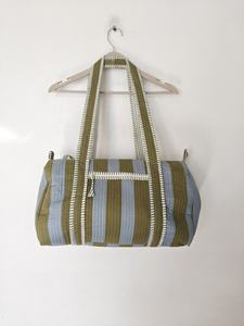 Bolsa de Viaje Acolchada de Algodón con Estampado de Rayas Verdes y Cierre de Cremallera |   Bolsa Ligera para Fin de Semana y Gimnasio - Product Image 1