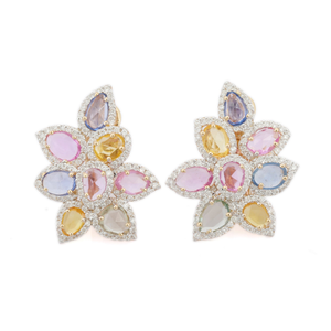 Boucles d'oreilles clous florales Art Déco en or 14 carats avec saphirs multiples, diamants et perles - Product Image 3