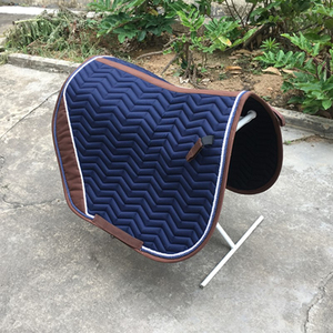 Tapis de selle de luxe en velours pour dressage, avec garniture or violet et doublure matelassée en polaire - Product Image 2