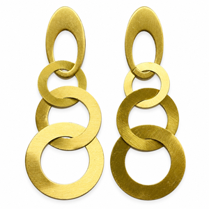 Boucles d'oreilles pendantes en laiton doré martelé avec diamants et breloques feuilles, bijoux bohèmes tendance, accessoires de mode en gros - Product Image 5