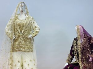 Collection nuptiale d'hiver: 5 motifs exquis avec pierre de Jarkan, chemisier lourd, Net Lehenga et Ken Plazo en 9 couleurs - Product Image 4