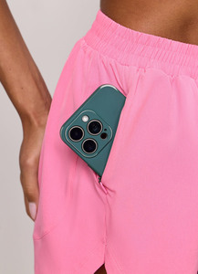 Shorts de sport pour femmes, personnalisables avec logo OEM, en tissu rose, légers, avec ceinture élastiquée et doublure en mesh. - Product Image 6