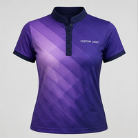 Maßgeschneidertes Violett-Lila Mehrschichtiges Bandmuster Damen-Poloshirt Schnelltrocknend Atmungsaktiv Kurzarm Golf-Team-Uniform WPS-0829