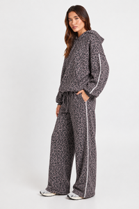 Ensemble de survêtement 2 pièces pour femme, imprimé léopard graphite, sweat à capuche premium et pantalon large, style streetwear décontracté - Product Image 6