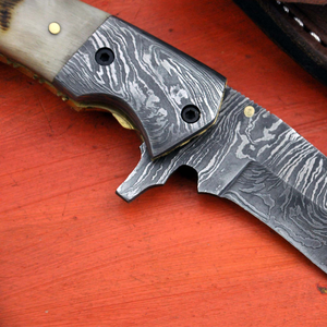 Cuchillo de caza de acero de Damasco con hoja de punta caída, perilla para el pulgar y mango de hueso, para uso en camping al aire libre. - Product Image 4