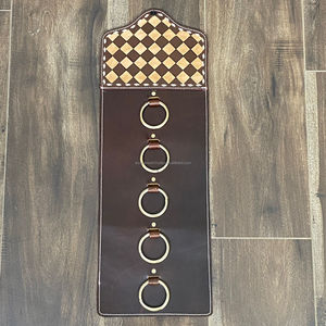 Organizador de Pared para Bufandas y Paños, Diseño a Cuadros, Cuero Genuino Hecho a Mano, Estilo Rústico Occidental, con Anillos de Latón - Product Image 5