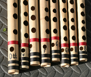 Flûte Bansuri en bambou artisanale, instrument de musique traditionnel indien en bois avec bandes décoratives rouges et noires - Product Image 5