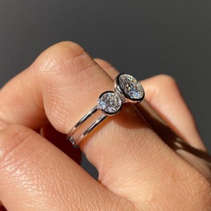 แหวนเพชรทรงกลม 3.50 กะรัต ฝังแบบ Bezel Set เพชรเลี้ยงในห้องปฏิบัติการ แหวนสามเม็ด แหวนสเตทเมนท์ แหวนแต่งงานทรงกลมแบบละเอียดอ่อน แหวนทริโลจี - Product Image 5